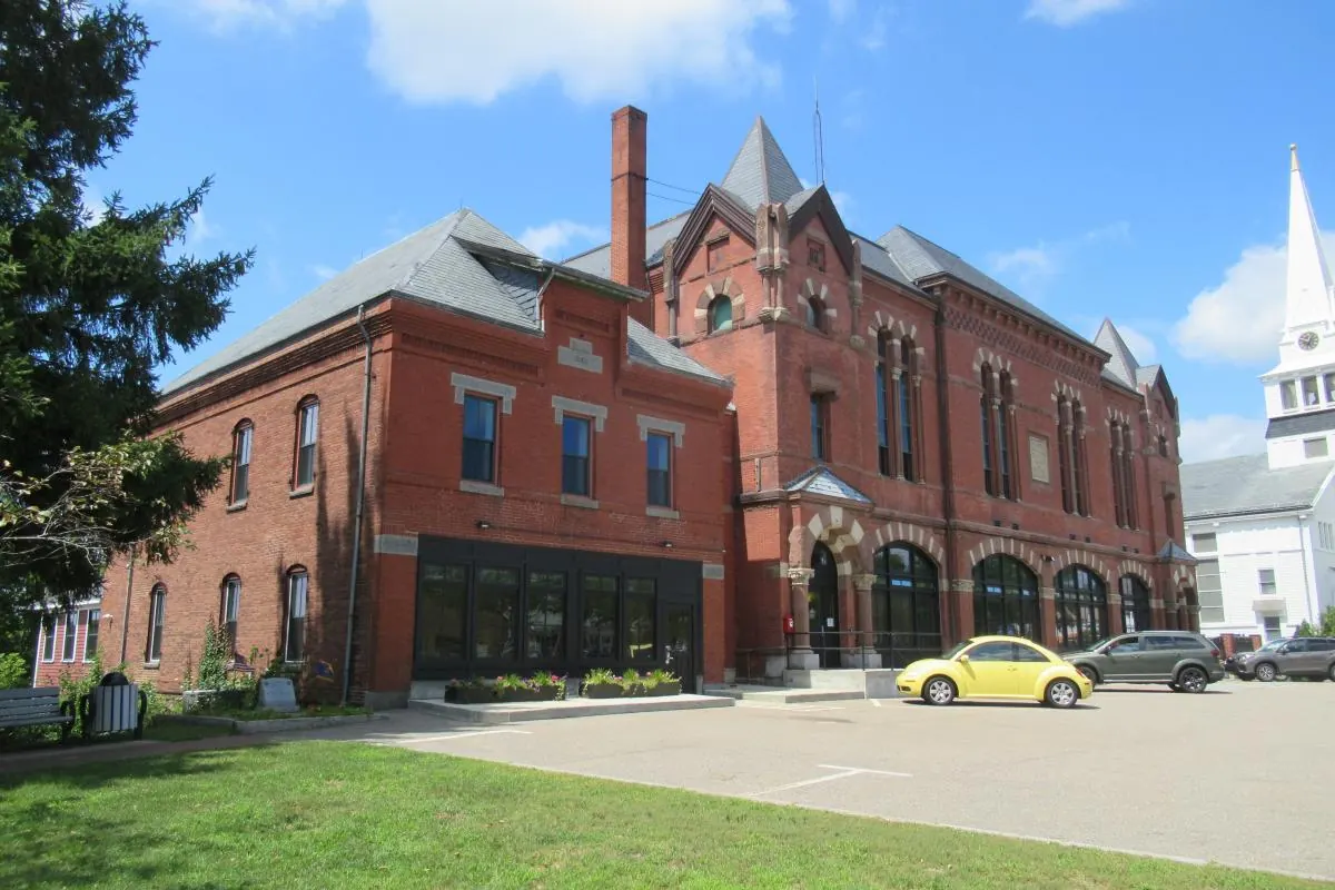A photograph showing the outside of the Town Of Holbrook, MA building